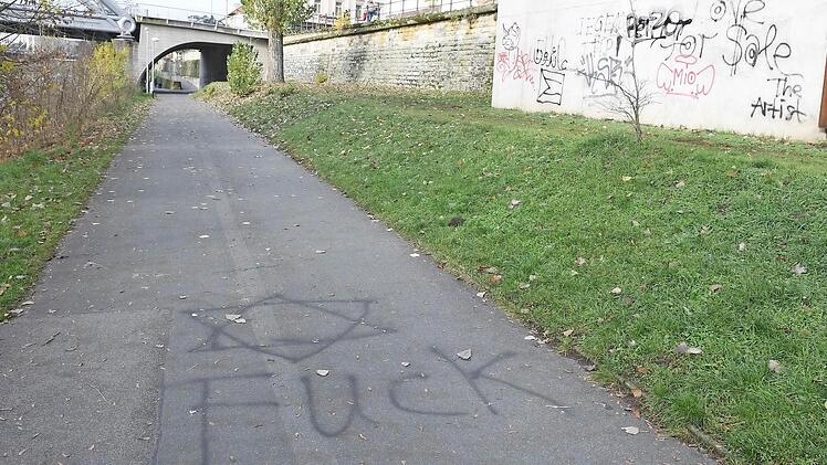 Diese antisemitische Schmiererei war unterhalb der Luitpoldbrücke zu sehen. Foto: Ronald Rinklef