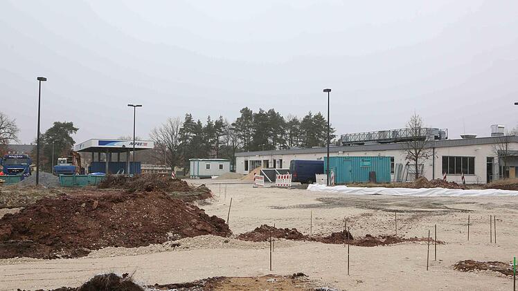 Hier sollen neue Lagerräume und eine größeren Kantine entstehen. Foto: Harald Rieger