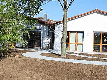 Der gemeindliche Kindergarten "Villa Kunterbunt" ist trotz erweiterter Betriebserlaubnis in 2017 ausgebucht. Es ist zwei Jahre her, als die Gemeinde in den Kindergarten "Villa Kunterbunt" investierte. Auch die Außenanlagen wurden damals neu gestaltet. Foto: Veronika Schadeck