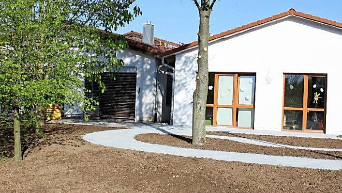 Der gemeindliche Kindergarten "Villa Kunterbunt" ist trotz erweiterter Betriebserlaubnis in 2017 ausgebucht. Es ist zwei Jahre her, als die Gemeinde in den Kindergarten "Villa Kunterbunt" investierte. Auch die Außenanlagen wurden damals neu gestaltet. Foto: Veronika Schadeck