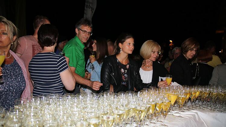 Nach der Vorstellung waren alle Besucher zu einem Gläschen Sekt eingeladen und konnten mit den Schauspielern auf einen gelungenen Abend anstoßen. Foto: Jürgen Gärtner