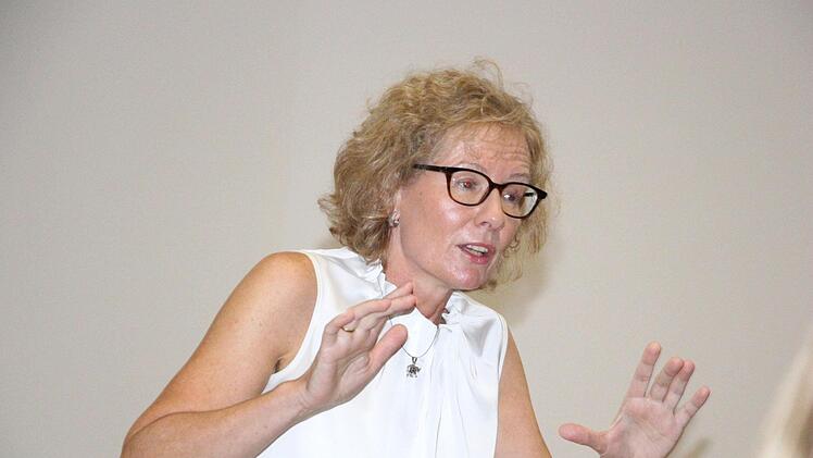 Erzählkunst in großartiger Weise vermittelte Ilona Graf beim evangelischen Frauenkreis. Ihre Erzählungen gingen unter die Haut, erheiterten, brachten zum Nachdenken, berührten tief im Inneren. Einfach Erzählkunst vom Feinsten. Rainer Glissnik