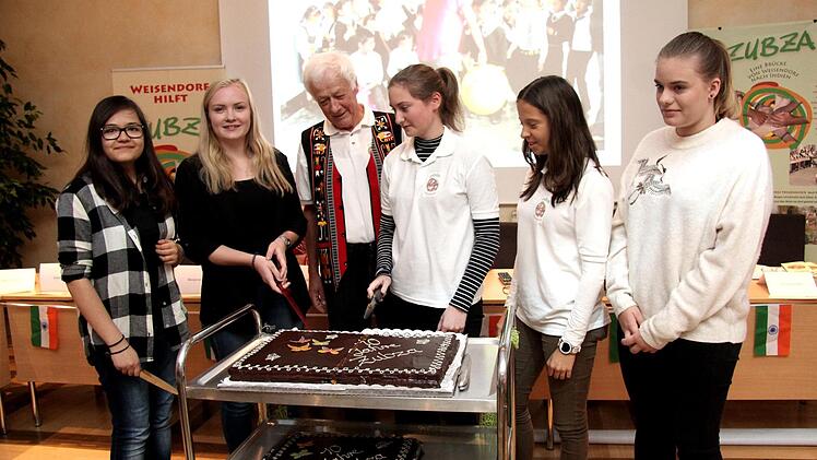 Prächtig sieht sie aus, die Torte zu "10 Jahre Zubza". Foto: Richard Sänger