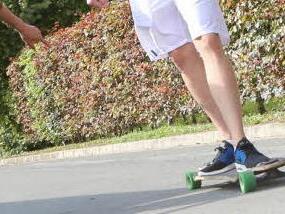 Am Mittwoch stie&szlig; ein neun Jahre alter Junge auf seinem Skateboard mit einem Auto zusammen und wurde dabei leicht verletzt. Symbolfoto: Barbara Herbst
