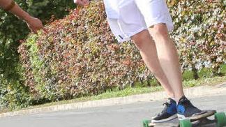 Am Mittwoch stie&szlig; ein neun Jahre alter Junge auf seinem Skateboard mit einem Auto zusammen und wurde dabei leicht verletzt. Symbolfoto: Barbara Herbst