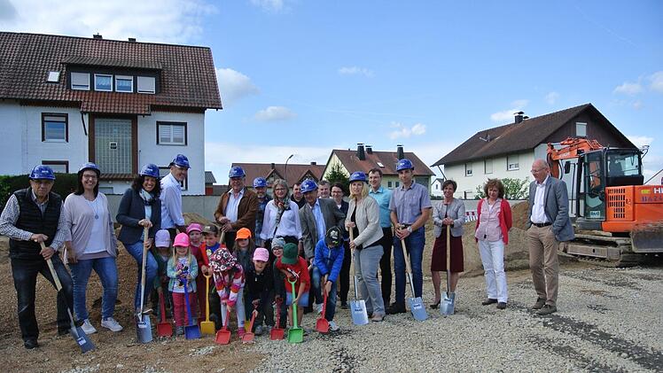Schaufeln f&uuml;r die Kleinen, Helme f&uuml;r die Gro&szlig;en. Alle gut ausgestattet. Foto: Franziska Wagner