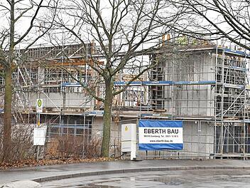 Der Erweiterungsbau für die Realschule wächst schon in die Höhe. Bei Mensa und Sporthalle geht es erst in die konkrete Planung. Foto: Ronald Rinklef
