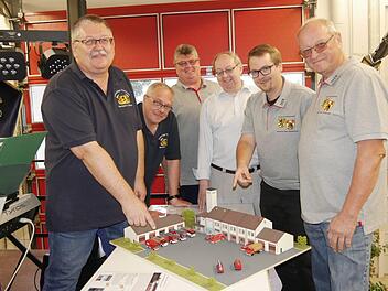 Stadtbrandinspektor Stefan Köhler (von links),   Vorsitzender Torsten Barnikol, Jürgen Gerlicher (Vorsitzender der FF Großgarnstadt), Kassier Robert Bechauf, Markus Kaiser (Kommandant Großgarnstadt) wie  Ehrenvorsitzender Manfred Maaser sind stolz darauf, dass es ihre  Neustadter Feuerwehr jetzt  auch als Modell gibt.Manja von Nida