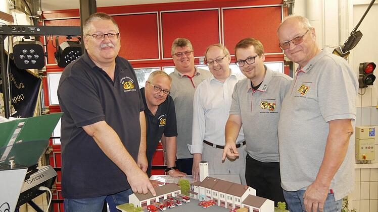 Stadtbrandinspektor Stefan Köhler (von links),   Vorsitzender Torsten Barnikol, Jürgen Gerlicher (Vorsitzender der FF Großgarnstadt), Kassier Robert Bechauf, Markus Kaiser (Kommandant Großgarnstadt) wie  Ehrenvorsitzender Manfred Maaser sind stolz darauf, dass es ihre  Neustadter Feuerwehr jetzt  auch als Modell gibt.Manja von Nida