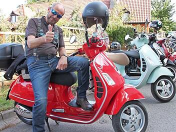Günter Beitzinger aus Kronach liebt als naturverbundener Mensch das gemütlich Dahingleiten auf seiner Vespa. Foto: Stephan Stöckel