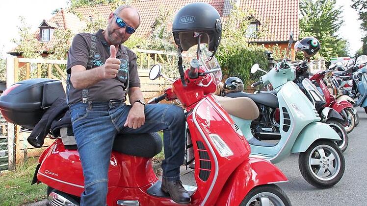 Günter Beitzinger aus Kronach liebt als naturverbundener Mensch das gemütlich Dahingleiten auf seiner Vespa. Foto: Stephan Stöckel