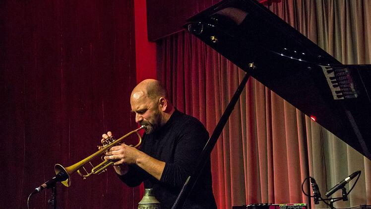Bemerkenswert vielseitig: Sebastian Studnitzky beeindruckte als Trompeter, Pianist und Klangtüftler bei Leise am Markt in Coburg.Foto: Jochen Berger