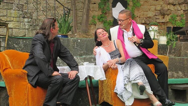 Neckereien und Whiskey-Leckereien: (von links) Abenteurer Major Philip Lombard (Torsten Korff), Sekretärin Vera Claythorne (Lydia Macek-Sollfrank) und Playboy Anthony Marston (Roger Jaguczak).