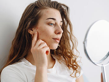Bad, Haut, Spiegel, Gesicht, Pickel, Akne, Hautveränderung, Dermatologie, Hautproblem
