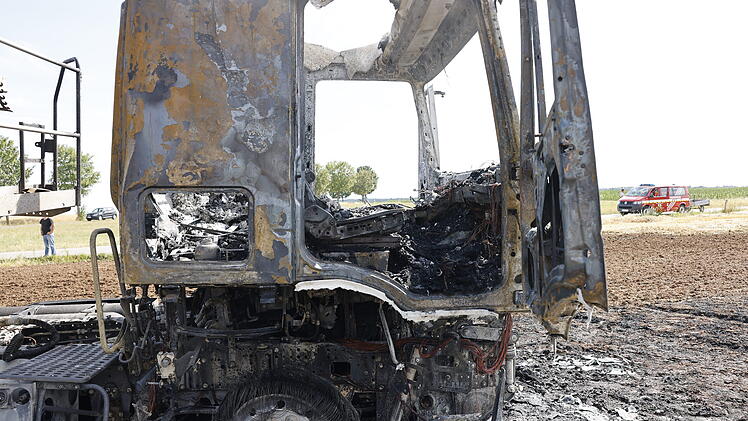Laster in Brand: Flammen greifen auch auf Feld &uuml;ber
