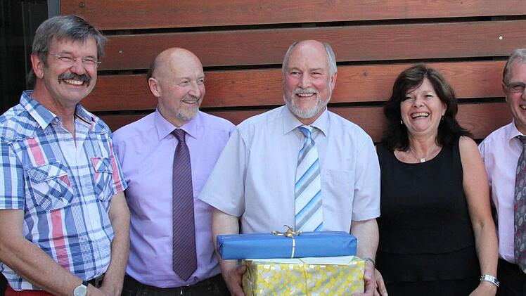 Michael Kübert, Wolfgang Wittmann, Inge Köhler, Josef Hammerl und Bürgermeister Helmut Blank verabschiedeten sich bei Wigbert Strzoda (3. von links). Als Geschenk gab es etwas für sein Hobby.