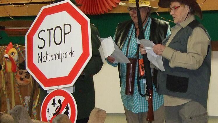 Die "Gloshütter Frauen" hatten einen Sketch zum Nationalpark Steigerwald parat, der Beifallsstürme hervorrief. Fotos: Hogen
