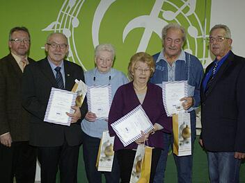 Ortsvorsitzender Engelbert Roith (l.) und sein Stellvertreter, Georg Väth (r.), ehrten für 40 und 25 Jahre VdK-Treue (v. l.) Rudolf Hengstermann, Gertrud Füller, Therese Röger und Walter Löser.  Foto: Winfried Ehling