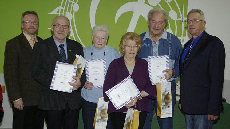 Ortsvorsitzender Engelbert Roith (l.) und sein Stellvertreter, Georg Väth (r.), ehrten für 40 und 25 Jahre VdK-Treue (v. l.) Rudolf Hengstermann, Gertrud Füller, Therese Röger und Walter Löser.  Foto: Winfried Ehling
