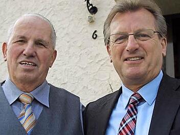 Bürgermeister Rainer Detsch gratuliert Wolfgang Dehmel zum 80. Geburtstag. Foto: Heike Schülein