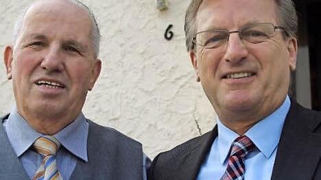 Bürgermeister Rainer Detsch gratuliert Wolfgang Dehmel zum 80. Geburtstag. Foto: Heike Schülein