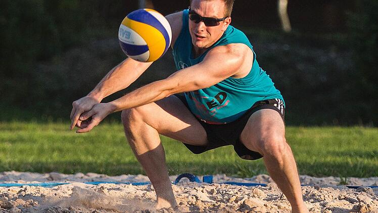 Thorsten Kalb spielt nach offiziellen Beach-Regeln, das heißt die Annahme ist nur per Baggern (Foto) oder Tomahawk erlaubt. Foto: René Ruprecht