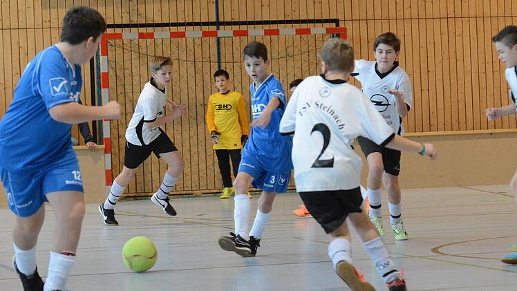Action in Premich: Unser Bild von der Turnierserie des TSV Stangenroth zeigt das U-13-Duell zwischen der SG Steinach (weiße Trikots) und der TSVgg Hausen. Foto: ssp