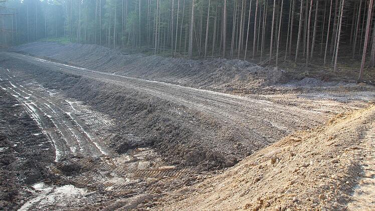 Bei Windrad 5 wurde für die Kranstellflächen viel aufgeschüttet. Foto: Friedwald Schedel
