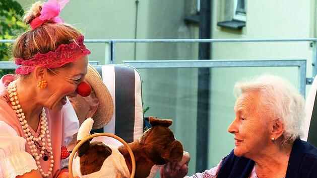 Clownin Hermine sorgt f&uuml;r Unterhaltung.  Foto: Carl-von-He&szlig;&acute;sche Sozialstiftung