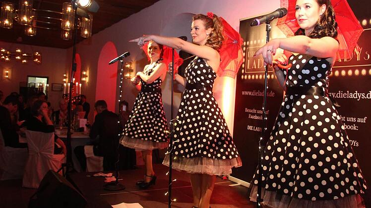 "Die Ladys" lieferten eine tolle Show und bezauberten mit Petticoat-Kleidern. Lady Hellen (rechts) stammt aus Kulmbach, lebt aber heute wie ihre Kolleginnen in Berlin. Foto: Sonny Adam