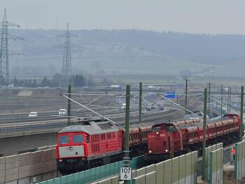 Die zwei Belastungszüge am Mittwoch auf der Itztalbrücke bei Rödental. Sie ist 869 Meter lang und maximal 30 Meter hoch. Es handelt sich um eine Stahlbetonverbundkonstruktion mit unten liegenden Stahlfachwerkträgern. Foto: Michael Resch