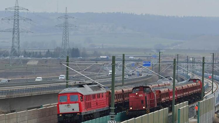 Die zwei Belastungszüge am Mittwoch auf der Itztalbrücke bei Rödental. Sie ist 869 Meter lang und maximal 30 Meter hoch. Es handelt sich um eine Stahlbetonverbundkonstruktion mit unten liegenden Stahlfachwerkträgern. Foto: Michael Resch