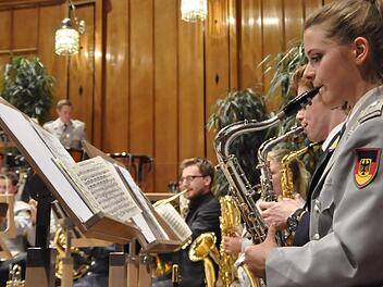 Jung, dynamisch und erfrischend jugendlich, wie hier Maike Siegemund am Tenorsaxophon, stellten sich die 75 Musiker des Ausbildungsmusikkorps der Bundeswehr dem Publikum dar. Foto: Peter Klopf