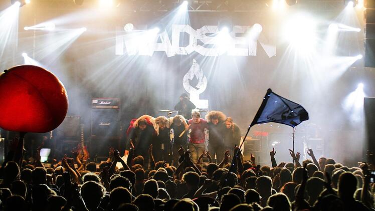 Via Facebook konnte das "Lutzi"-Publikum Song-Wünsche an "Madsen" senden Foto: Lukas Veth