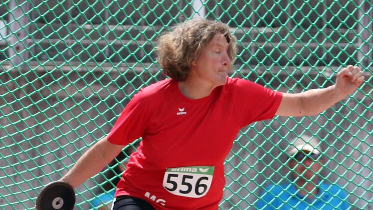 Martina Greithanner vom TSV Münnerstadt zeigte bei den Bayerischen Meisterschaften, dass sie durchaus noch in der Aktivenklasse konkurrenzfähig ist und holte sich Silber und Bronze.