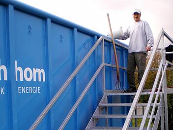 Ein beschwerlicher Weg hoch zum Rand des Containers, über den das Grüngut ins Innere gekippt werden muss.Archivbild: FT