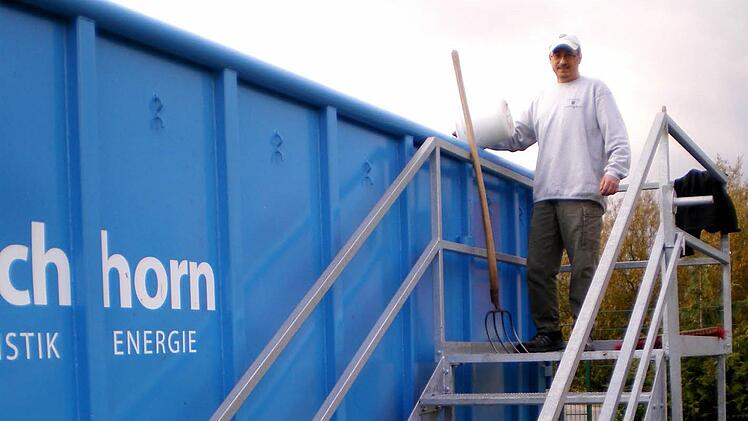 Ein beschwerlicher Weg hoch zum Rand des Containers, über den das Grüngut ins Innere gekippt werden muss.Archivbild: FT