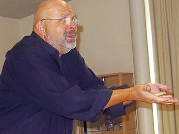 Michl Zirk begeistert mit seinen Geschichten die Senioren der Pfarrgemeinde Effeltrich. Foto: Dagmar Niemann