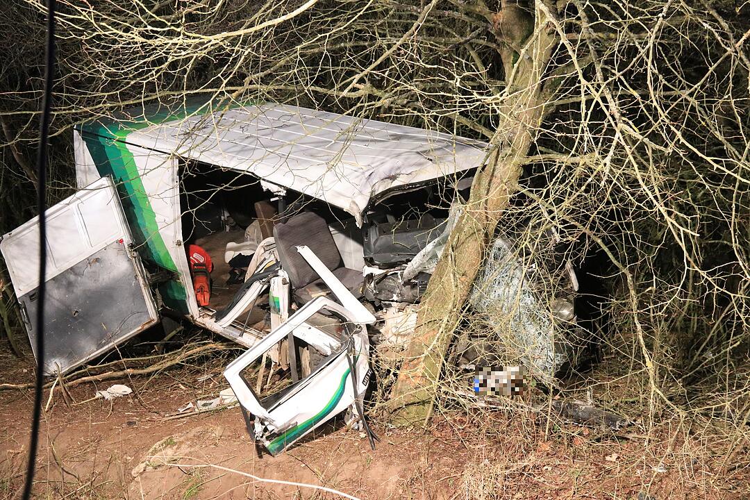 Auto prallt nach Verfolgungsjagd bei Staffelbach gegen Baum