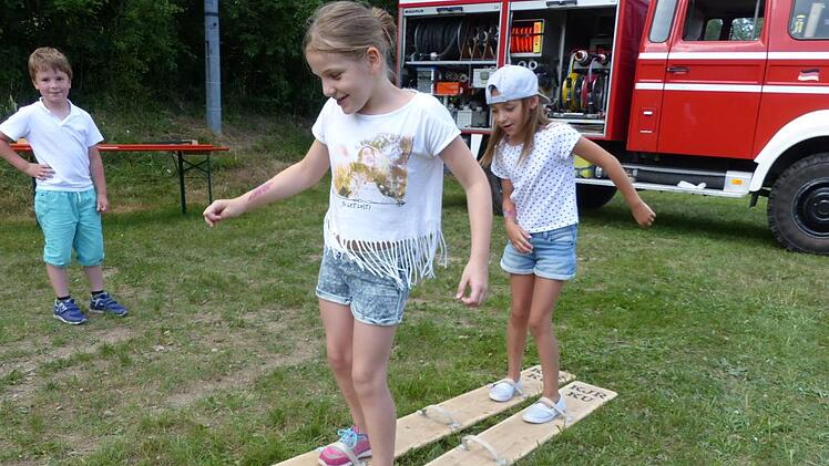 Grasskilaufen ist zu zweit leichter, wenn man synchron marschiert. Foto: Klaus-Peter Wulf