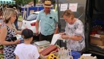 Deftiges und Hochprozentiges aus eigener Produktion gehörte zum umfangreichen Warensortiment beim Bauernmarkt in Maroldsweisach.Helmut Will