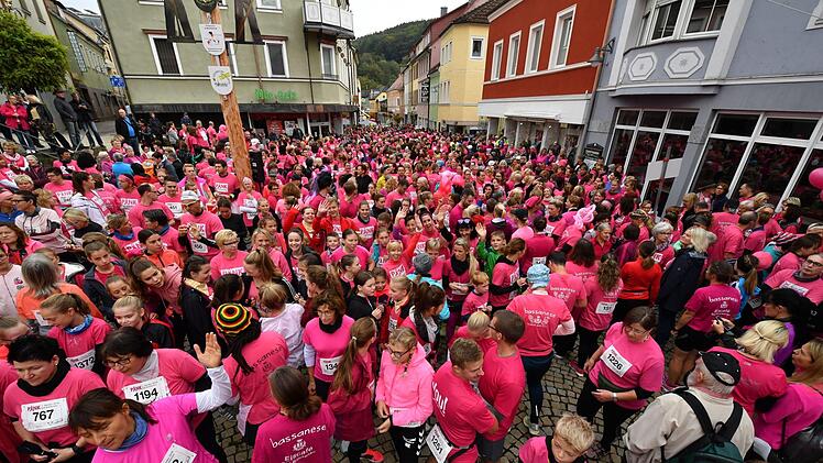 Das Startgeld vom Pinklauf wird in vollem Umfang dem Verein Brustkrebs Deutschland gespendet. Foto: Ronald Rinklef