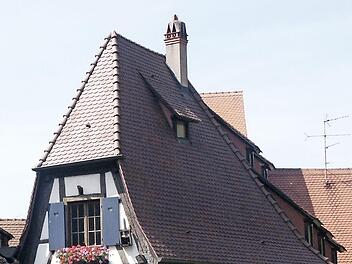Das Foto zeigt eines der typischen Fachwerkbauten am Ufer der Weiss in dem Städtchen Kayserberg, dem Geburtsort von Urwalddoktor Albert Schweitzer.  Foto: Fred Jansch
