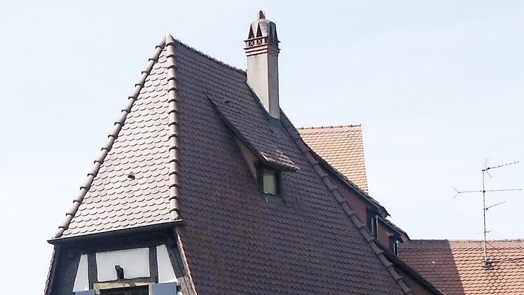 Das Foto zeigt eines der typischen Fachwerkbauten am Ufer der Weiss in dem Städtchen Kayserberg, dem Geburtsort von Urwalddoktor Albert Schweitzer.  Foto: Fred Jansch