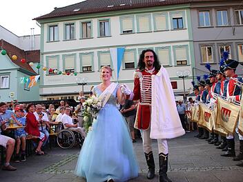 Fürst Ferenc Rákóczi (Timo Baier) und Quellenkönigin Alexandra Kaiser haben am Freitagabend das Rakoczy-Fest 2019 eröffnet. Foto: Benedikt Borst