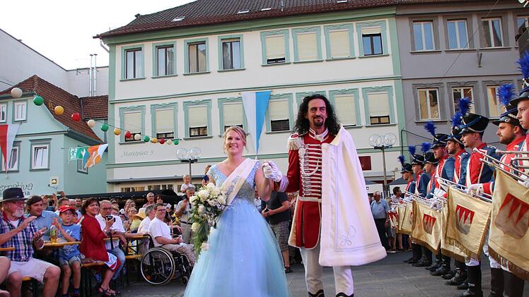 Fürst Ferenc Rákóczi (Timo Baier) und Quellenkönigin Alexandra Kaiser haben am Freitagabend das Rakoczy-Fest 2019 eröffnet. Foto: Benedikt Borst