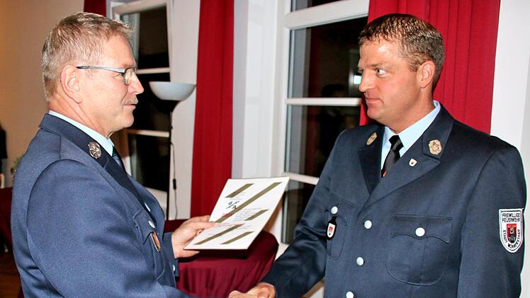 Das Feuerwehr-Fitnessabzeichen in Gold bekam der Vereinsvorsitzende  Benjamin Schulz von Günther Kessler (Waldfenster) überreicht.  Dieter Britz