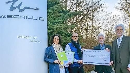 Andrea und Erik Stammberger &uuml;bergeben den Spendenscheck in H&ouml;he von 3000 Euro an Uwe Rendigs und Claus Weiland (von links).