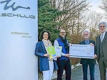 Andrea und Erik Stammberger &uuml;bergeben den Spendenscheck in H&ouml;he von 3000 Euro an Uwe Rendigs und Claus Weiland (von links).