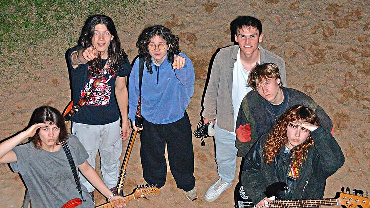 Die Band &bdquo;Half Step Down&ldquo; aus bewegt sich musikalisch zwischen Classic Rock, Punk und Metal &ndash; und das in bis zu sechs Sprachen. STOW301